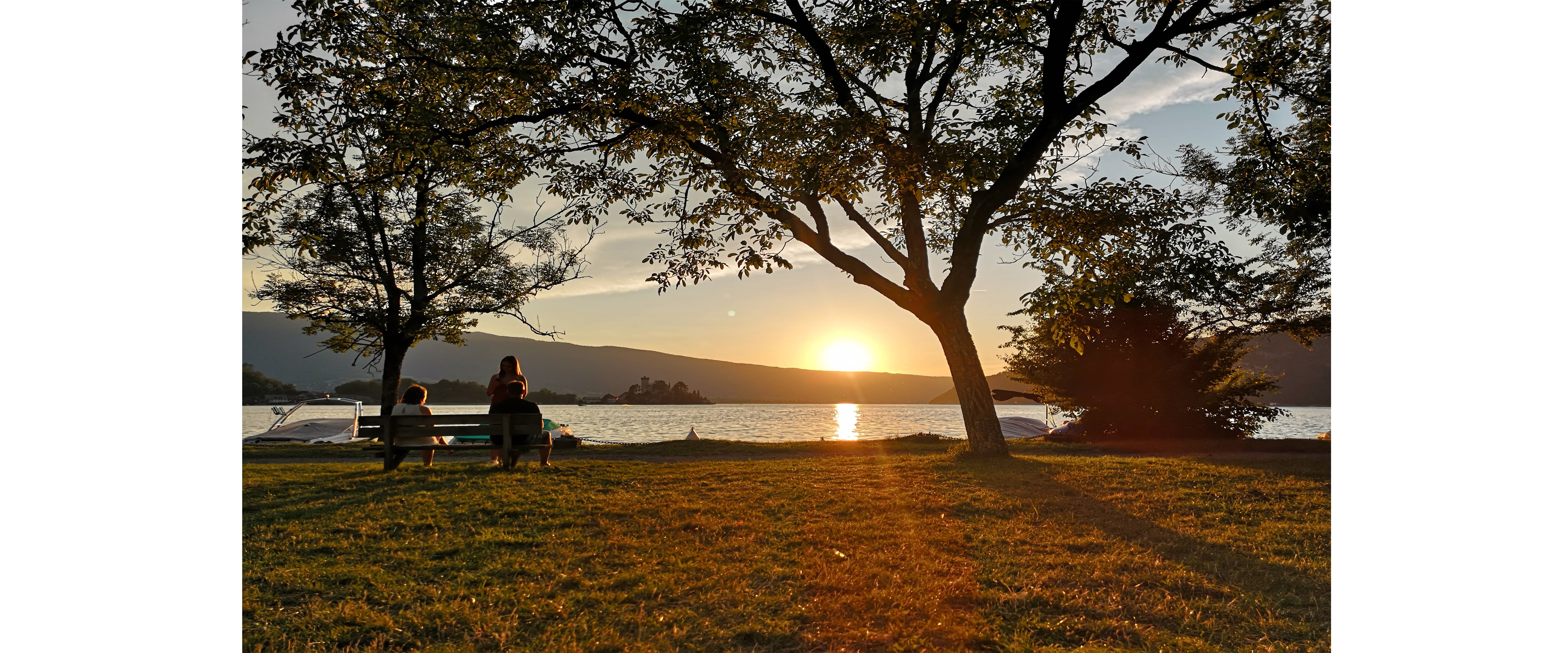 une image de caroussel, photo d'un couché de soleil à angon